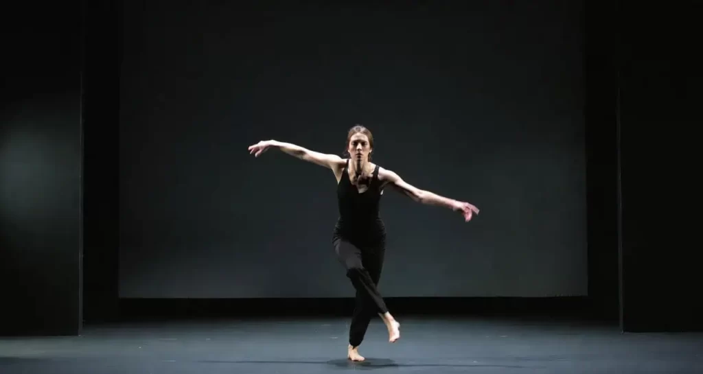 הגוף כשפה בימתית - התמונה נוצרה באמצעות AI